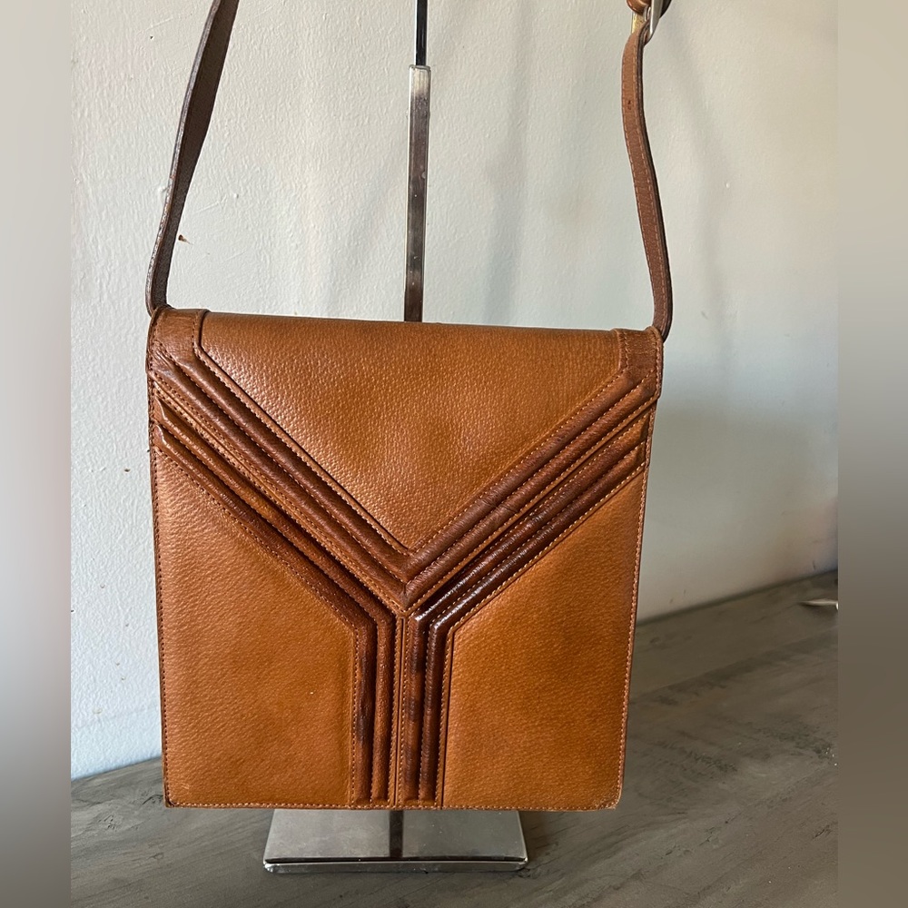 YVES SAINT LAURENT Y LINE EMBOSSED PUSH LOCK RARE VINTAGE SHOULDER BAG